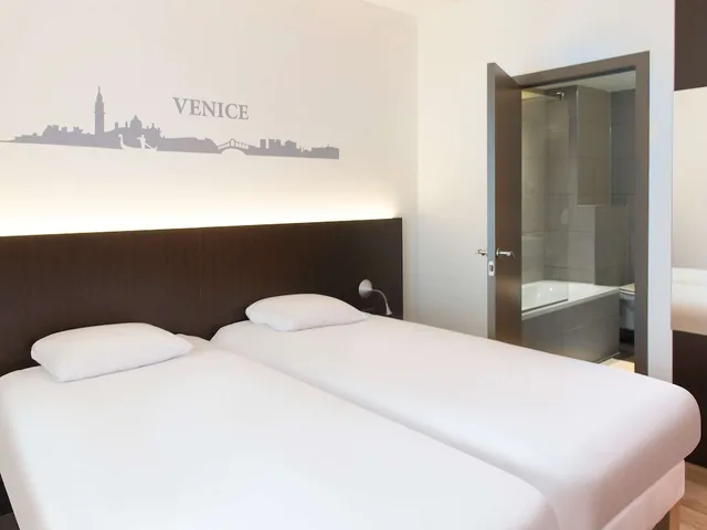 غرفة سوبيريور بسريرين منفصلين، Ibis Styles La Louviere 3/6