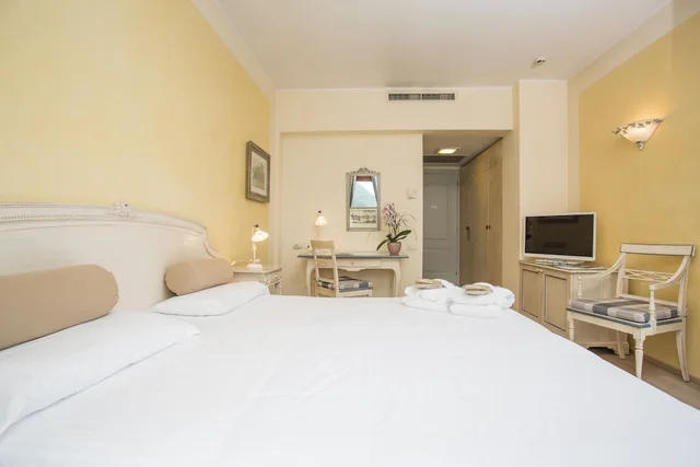 غرفة تنفيذية بسرير مزدوج أو سريرين منفصلين بإطلالة على البحيرة، Hotel Spiaggia D Oro 3/6