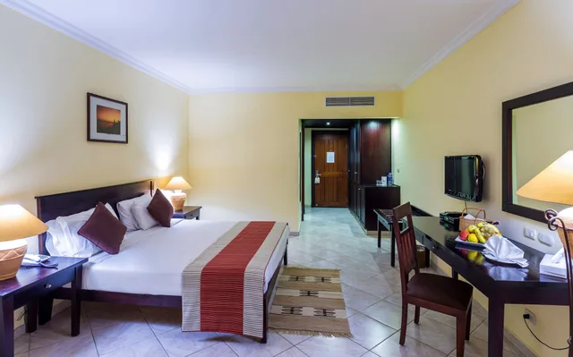 غرفة عائلية بسرير كينج وسرير فردي بإطلالة جزئية على البحر، Casa Mare Resort 2/10