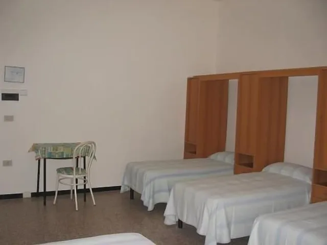 غرفة ثلاثية بسرير مزدوج وسرير فردي بحمام خاص، STELLA MARINA 1/4