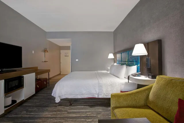 غرفة بسرير كينج مع أريكة لذوي الإعاقة، Hampton Inn Memphis Olive Branch 2/3