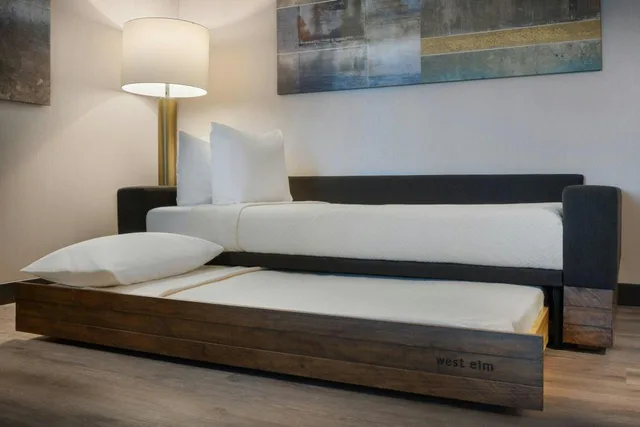 جناح بسرير كينج مع سرير سحّاب إضافي مع أريكة لذوي الإعاقة، SpringHill Suites by Marriott Bowling Green 1/5