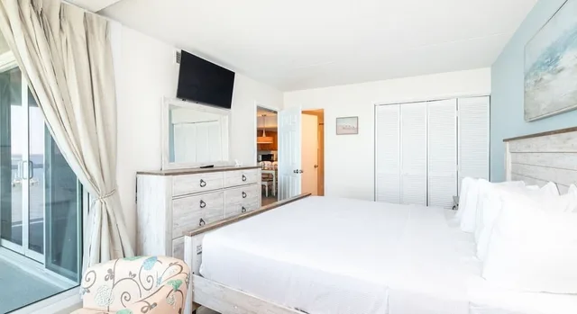 2 Bedrooms, Condo, Premium, 1 King and 1 Single Beds, Bay View, Sofa, Balcony, Bay Club Resort 1/6
