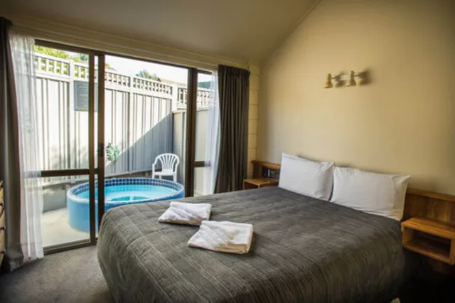 غرفة عائلية بسرير كوين وسريرين فرديين بمسبح خاص، Bennetts Thermal Pools Motor Inn 4/9