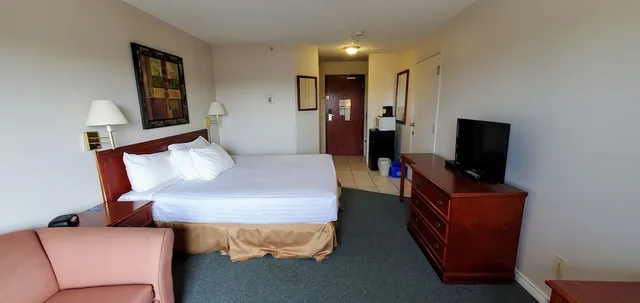 Upgrade, King Bed، Travelodge By Wyndham Stony Plain 3/5