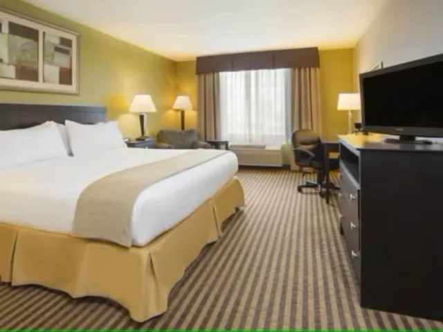 Standard, King Bed, Holiday Inn Express Kalamazoo 2/5