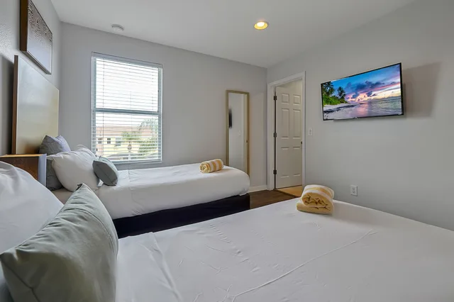 2 Bedrooms, Town House, King and Twin Beds, Sofa, Hot Tub، Encantada Resort Vacation Townhomes by IDILIQ 6/10