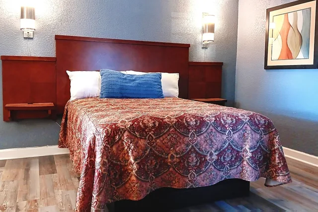 غرفة بسرير كينج مع أريكة سرير، Sheldon's Motel by OYO Keysville Near Hwy 360 5/7