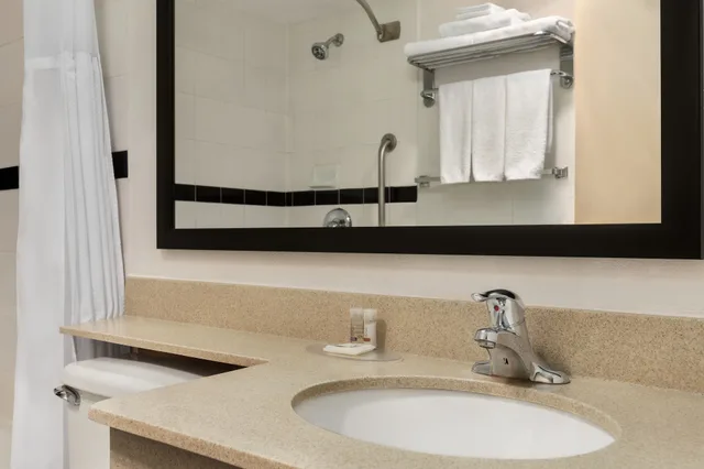 Room, 2 Queen Beds, Exterior Entrance, Ground Floor، Days Inn & Suites by Wyndham Moncton 6/8