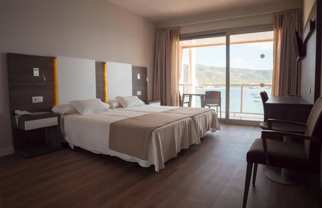 غرفة عائلية بسرير فردي بإطلالة على البحر، Hotel Seramar Comodoro Playa 4/10