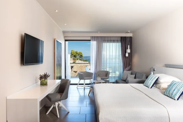 غرفة تنفيذية بسرير كوين، Kassandra Bay Resort, Suites and Spa 1/6