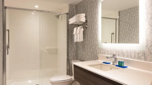 جناح بغرفة نوم واحدة مع أريكة بمطبخ، Holiday Inn Express Quebec 3/5