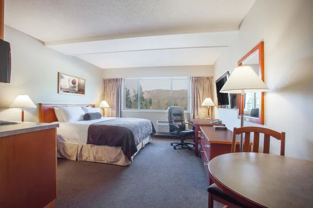 Theme, Efficiency, Suite, 3 Bunk Beds, 3 Queen Beds, Pool Side، Super 8 by Wyndham Castlegar BC 1/3