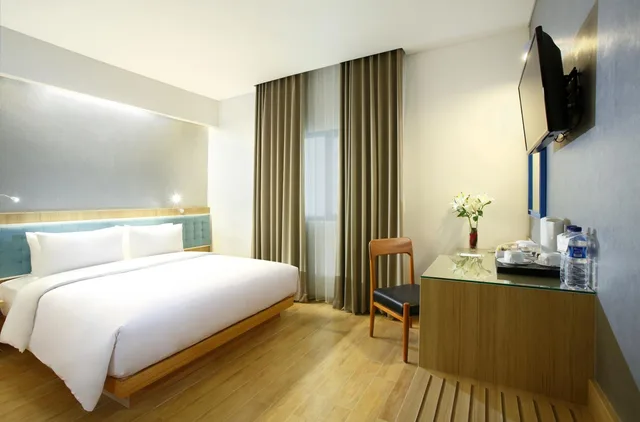 Superior, Queen Bed, No Window، Hotel Santika Kelapa Gading 1/2