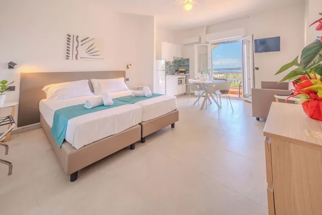 استوديو كومفورت بسريرين منفصلين بإطلالة على المسبح بشرفة مع أريكة، Residence Villa Giardini 2/8