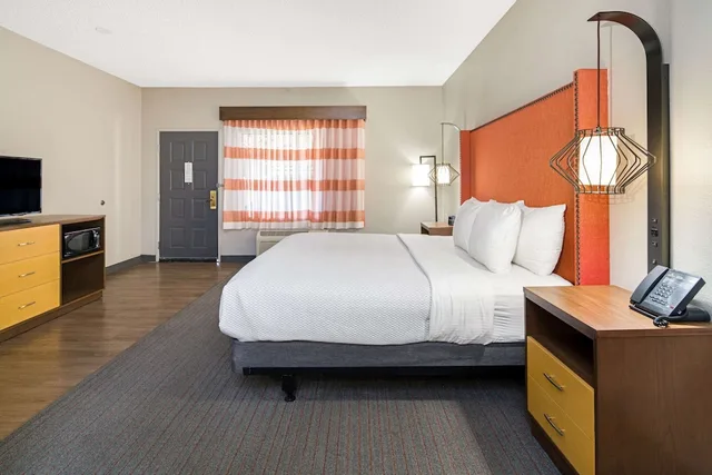 غرفة بسرير كينج، La Quinta Inn & Suites by Wyndham Orange County Airport 2/7