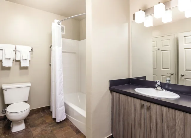 جناح بسرير كينج بغرفة نوم واحدة مع أريكة بمطبخ صغير، Worldmark Eagle Crest 2/2
