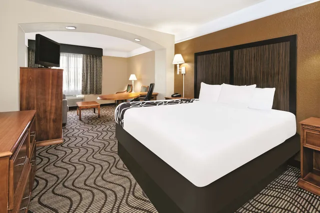 غرفة بسرير كينج لذوي الإعاقة، La Quinta Inn & Suites by Wyndham San Antonio N Stone Oak 3/5