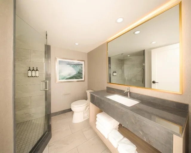 Premium, Suite, 3 Queen Beds, Falls View, Middle Floor، Embassy Suites By Hilton Niagara Falls Fallsview 2/2