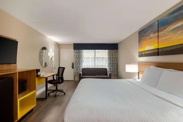 غرفة بسرير كينج، Days Inn by Wyndham Myrtle Beach-Beach Front 1/1