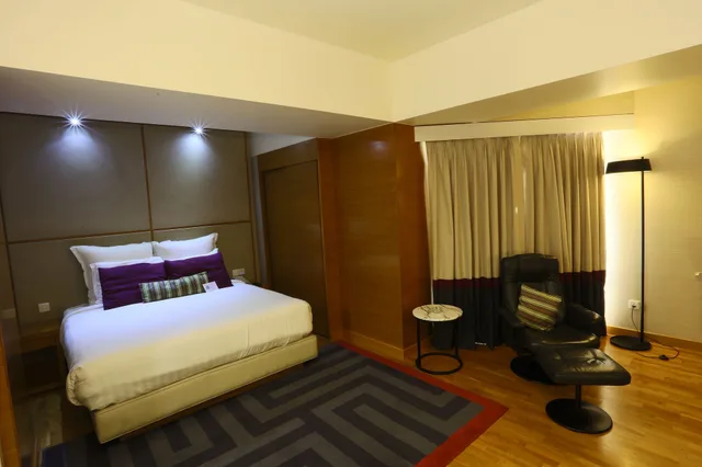 1 Bedroom, Executive, Queen Bed, Garden View, Allergy Friendly، Avari Towers 4/10