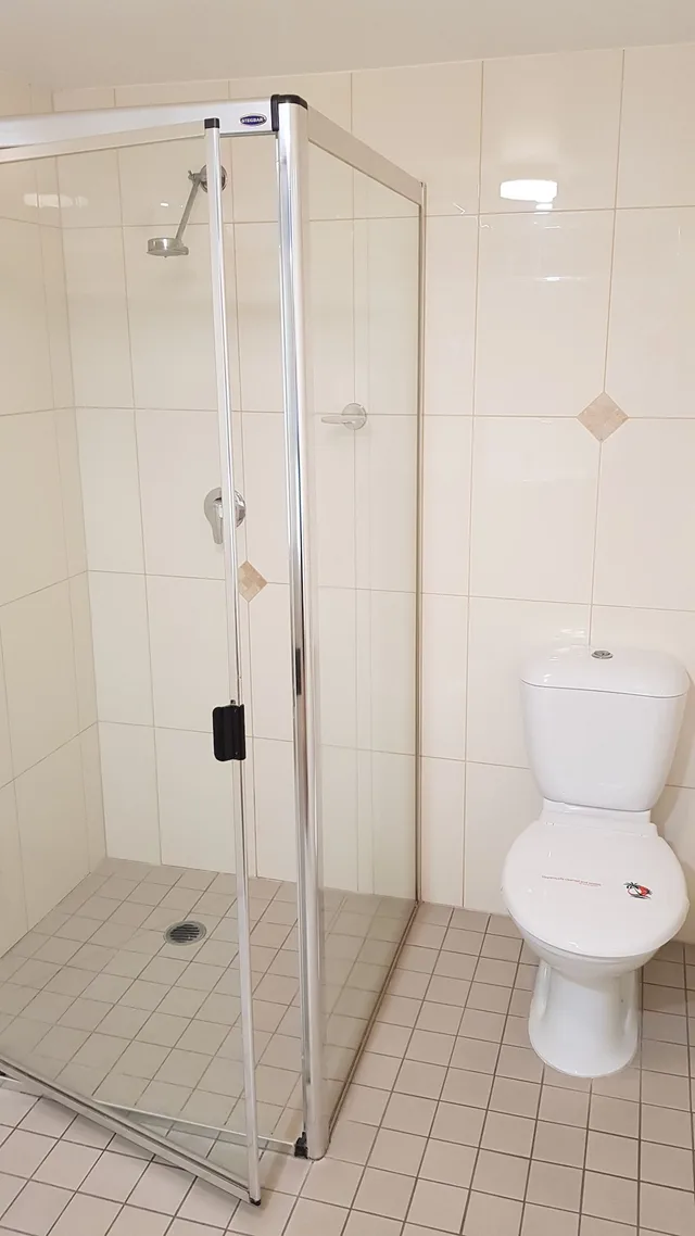 غرفة بسرير كوين وسرير فردي، NAMBOUR HEIGHTS MOTEL 2/3