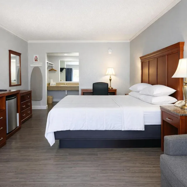 غرفة بسرير كينج، Antioch Quarters Inn and Suites 1/10