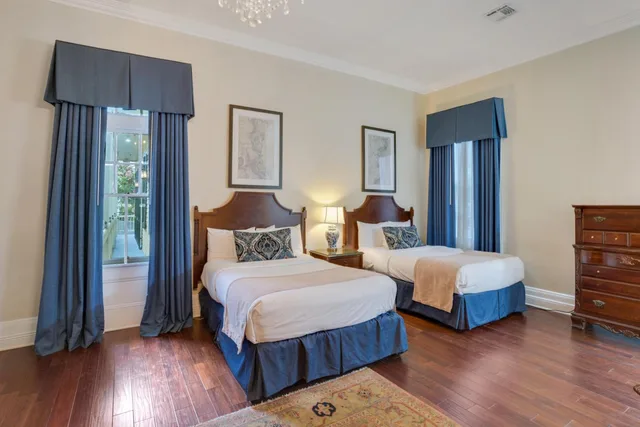 جناح جونيور بسريرين كوين، Andrew Jackson Hotel 2/6