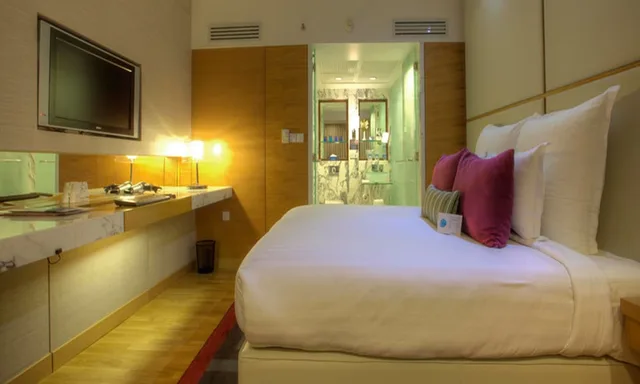 1 Bedroom, Executive, Suite, King Bed, Bathtub, Avari Towers 1/5