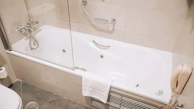 جناح جونيور بسرير مزدوج بحوض جاكوزي، Hotel Vertice Aljarafe 8/10