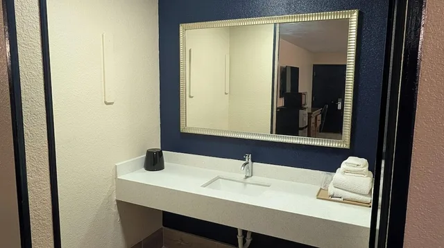 غرفة بسرير كينج لغير المدخنين، Texas Inn Brownsville by Hotel O 3/4