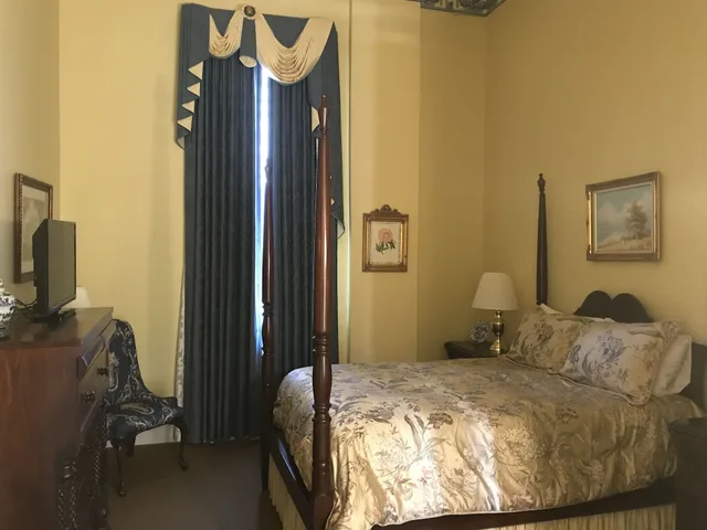 جناح بسرير كوين، The Guest House Historic Mansion 2/9