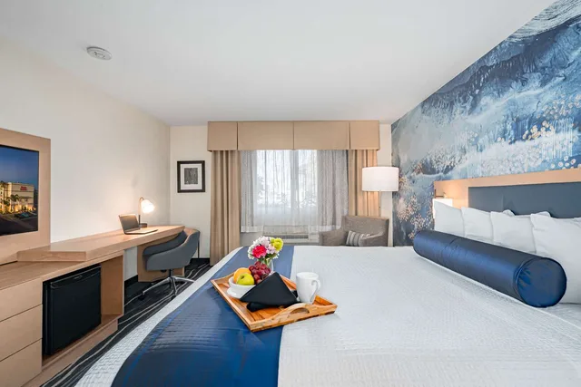 غرفة بسرير كينج بحوض استحمام لذوي الإعاقة، Best Western Plus Marina Gateway Hotel 4/6