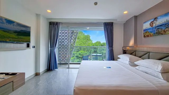 غرفة ديلوكس بسرير كينج بإطلالة على المدينة بشرفة، Clarian Hotel Beach Patong 5/10