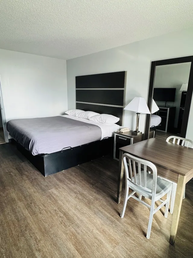 غرفة قياسية بسرير كينج، Homelodge Newnan 2/3
