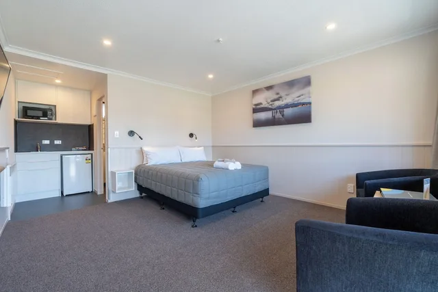 Superior, 1 Single and 2 Queen Beds، Te Anau Top 10 Holiday Park 3/4