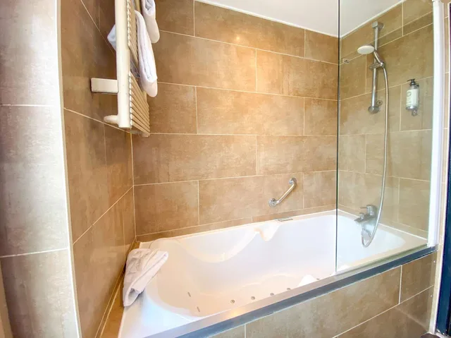 غرفة ديلوكس بسرير كوين، Best Western Le Cheval Blanc 2/4