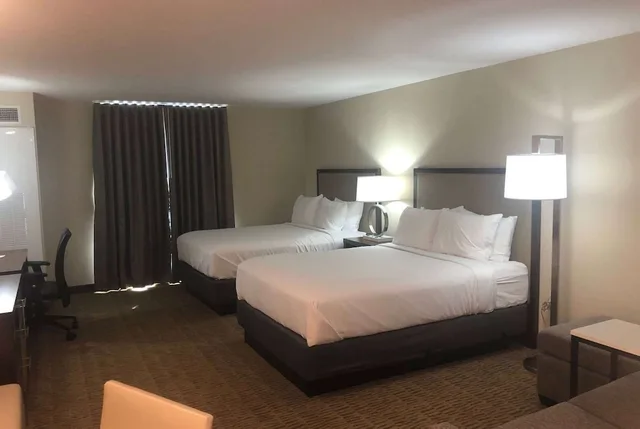 جناح استوديو بسريرين كوين، Hawthorn Suites by Wyndham Monahans 1/3