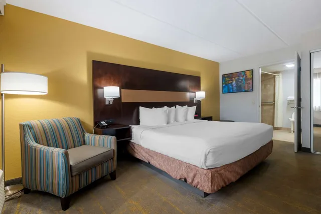 غرفة بسرير كينج لذوي الإعاقة، Best Western Inn of Palatka 5/9