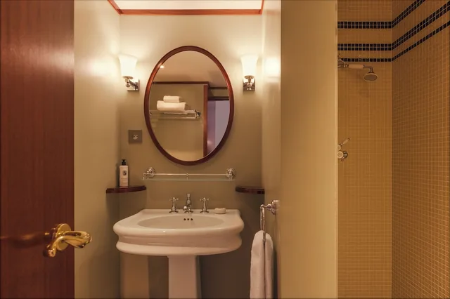 غرفة سيغنتشر بسرير كينج، Hotel des Grands Voyageurs 2/2