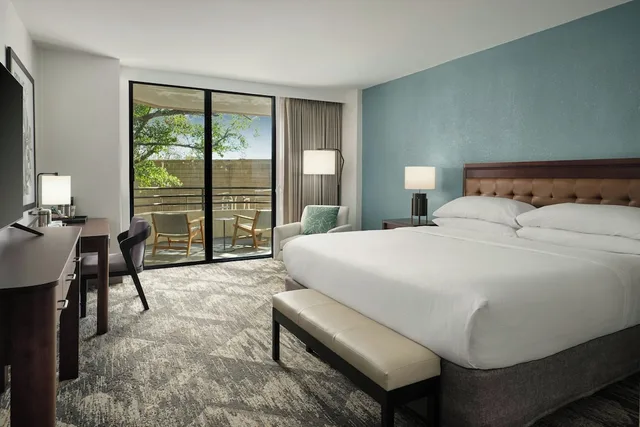 غرفة كلوب بسرير كينج بشرفة، Sheraton Tampa Brandon Hotel 2/7