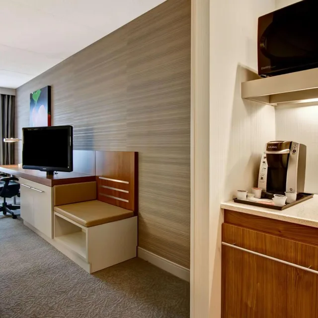 غرفة بسرير كينج وسريرين كوين، Hilton Garden Inn Toronto Mississauga 7/7