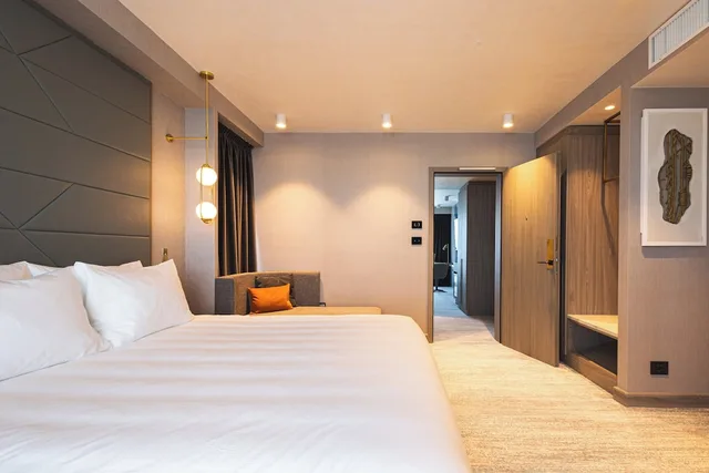 1 Bedroom, Suite, Single Bed, Lateral Side Lake View, Balcony، Crowne Plaza Constanta Mamaia Beach 1/4