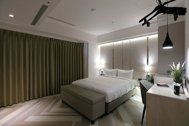 غرفة ديلوكس بسرير كوين بحوض استحمام، Silken Hotel 2/3