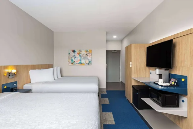 غرفة بسريرين كوين بحوض استحمام، Microtel by Wyndham Lachute 1/2