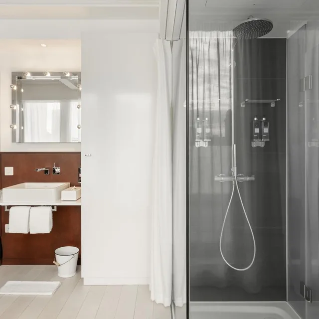 Wow, King Bed, Balcony، Ruby Lucy Hotel London 2/3