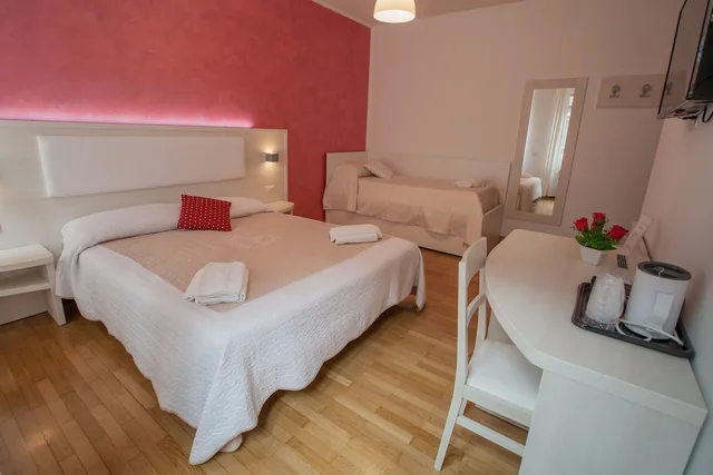 Room, Quadruple, 4 Beds, Momenti Romani 1/4