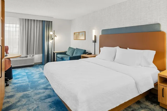 غرفة بسرير كينج بإطلالة على المدينة مع أريكة، Hampton Inn Duluth Canal Park 4/10