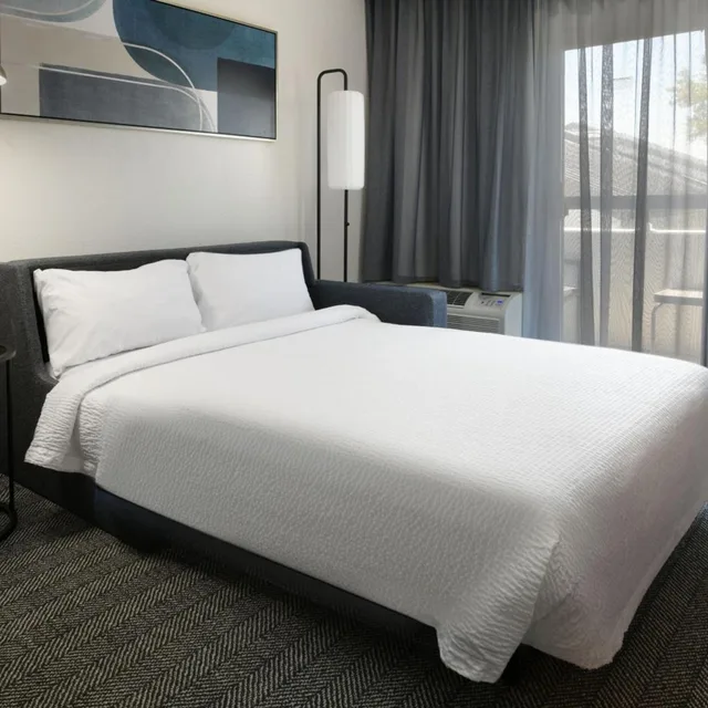 غرفة بسرير كينج بإطلالة على الفناء، Courtyard Dallas Las Colinas 4/7