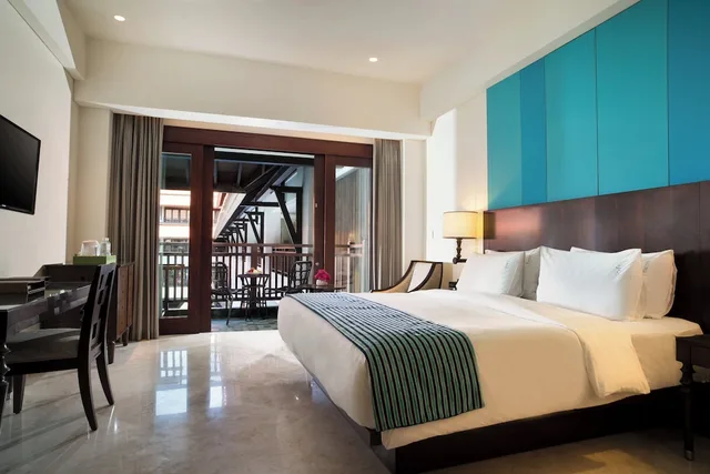 غرفة بريميوم بسرير كينج بإطلالة على المسبح، HOLIDAY INN RESORT BALI BENOA 1/10